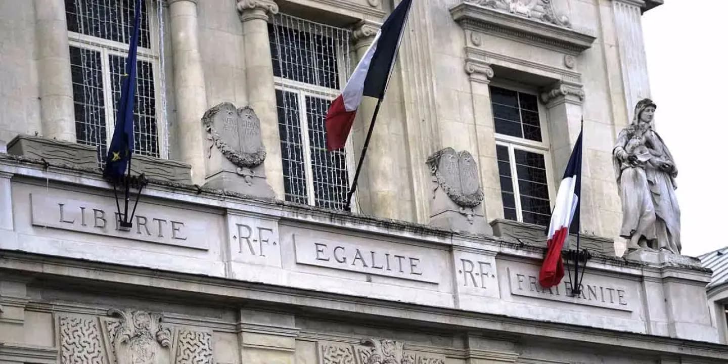 Façade d’un bâtiment public français portant la devise Liberté, Égalité, Fraternité